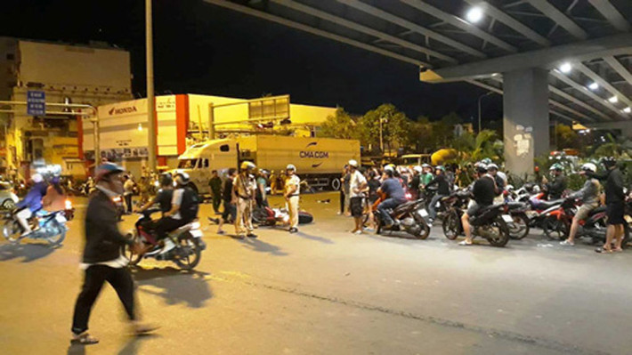 Tại Công an phường 21, Bình Thạnh, bước đầu bà Nga khai nhận trước đó đã có ăn nhậu và uống nhiều bia rượu tại một nhà hàng trên đường Pasteur. Do quá say và buồn ngủ, không làm chủ được tay lái nên đã gây ra vụ tai nạn nghiêm trọng trên. Hiện bà Nga đang bị tạm giữ tại Công an phường 21, Bình Thạnh.