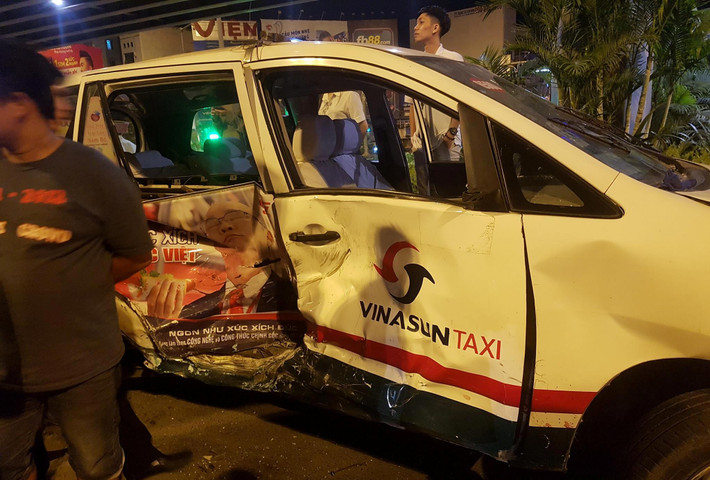 . Sau đó tông tiếp vào một xe taxi chạy cùng chiều rồi mới dừng lại.