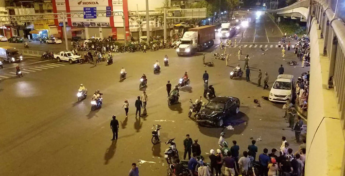 Khoảng 23h10 tối 21/10, tại ngã tư Hàng Xanh, quận Bình Thạnh, TP.HCM, một chiếc xe ôtô BMW đã đụng hàng loạt xe máy...