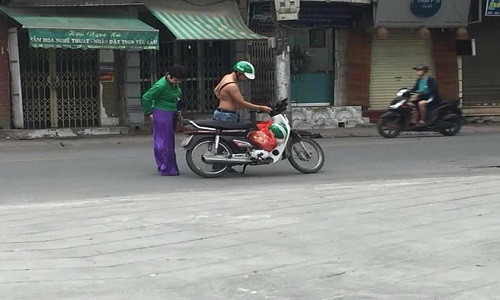 Bức ảnh tài xế Grab đưa áo cho khách hàng nữ thu hút sự chú ý của dân mạng sau vài chục phút đăng tải. "Khách mặc áo dài đi Grab, áo mắc vào xích xe khiến cô gặp sự cố. Tài xế Grab cởi áo nhường cho khách", chú thích ảnh cho hay.