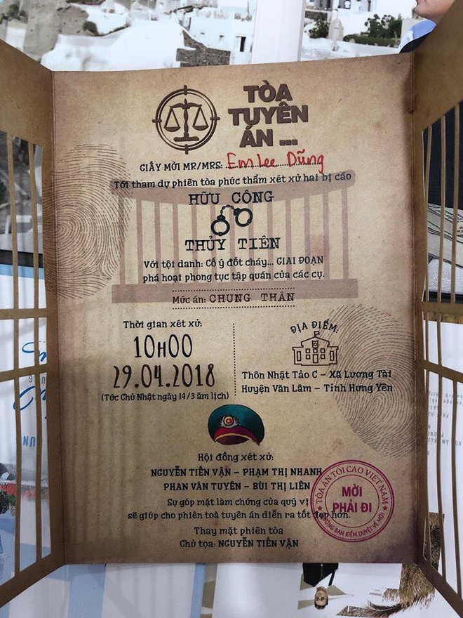 Tấm thiệp cưới được thiết kế theo phong cách nhà tù với ý nghĩa hài hước kết hôn là tự nguyện "đưa tay vào còng". Chưa bao giờ "nhà tù" lại là một điểm đến thú vị thế này và cũng chưa bao giờ việc "vào tù" lại được tổ chức long trọng đến thế.