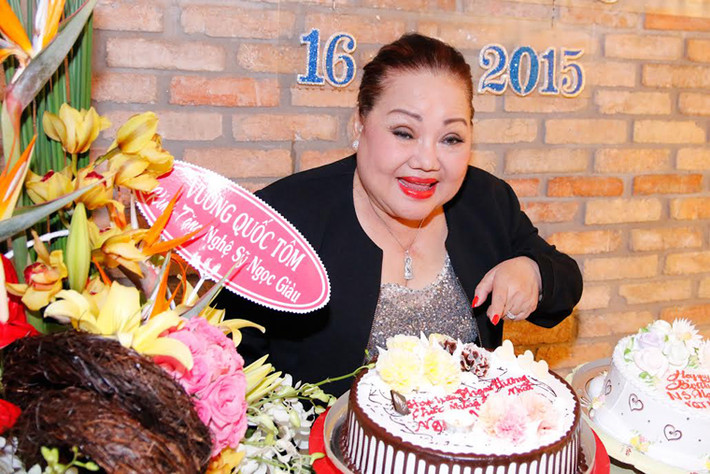 Hoa hậu Phạm Hương dù đang bận rộn với lịch trình dự thi Hoa hậu Hoàn vũ 2015 vẫn kịp gửi đến “bà ngoại” chiếc bánh kem dễ thương kèm lời chúc nhiều sức khỏe. Được biết, để có được tiết mục trình diễn “Dạ cổ hoài lang” đặc biệt tại Hoa hậu Hoàn vũ 2015, Phạm Hương đã được chính NSND Ngọc Giàu hướng dẫn từ cách luyến láy đến điệu bộ trình diễn.
