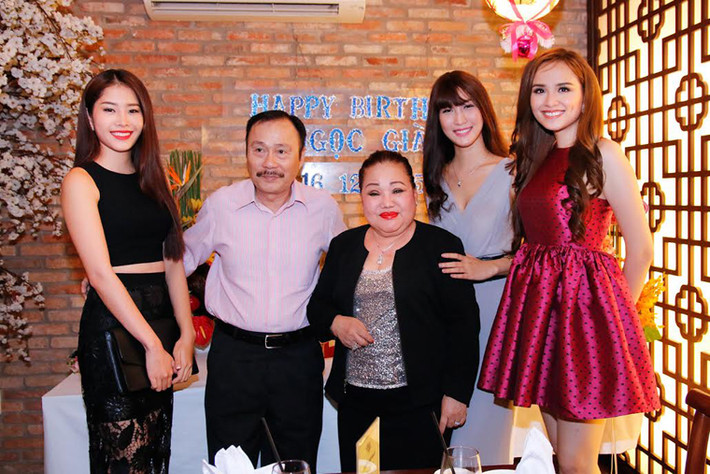 Ngoài Diễm Hương và Nam Em, buổi sinh nhật còn có sự hiện diện của gia đình MC Tuấn Anh cùng đông đảo người thân của NSND Ngọc Giàu.