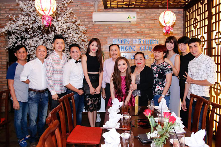 Trong không khí ấm cúng, vợ chồng NSND Ngọc Giàu rất tình cảm không ngại hôn nhau trước mọi người. Ít ai biết, đôi vợ chồng U70 này luôn gắn bó và ngọt ngào từ nhiều năm nay.