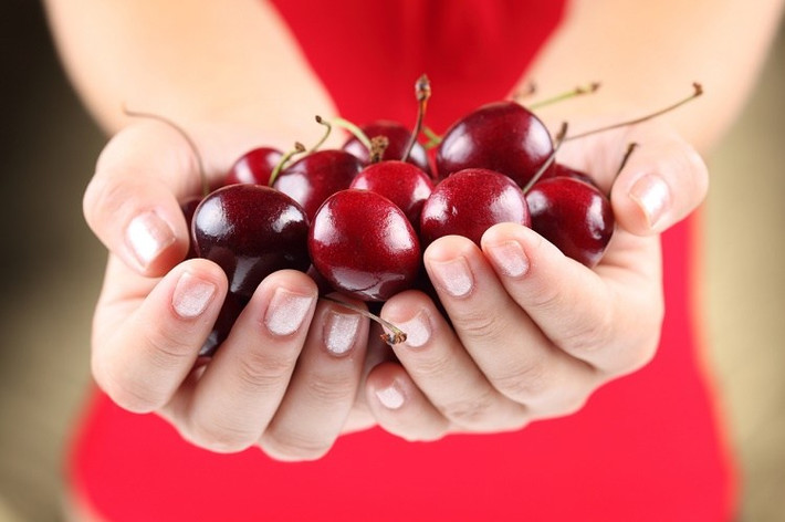 Giàu trí tưởng tượng và khả năng sáng tạo là đặc điểm của người yêu thích trái anh đào. Họ yêu điên cuồng nhưng khi đã tan vỡ thì không bao giờ tái hợp.