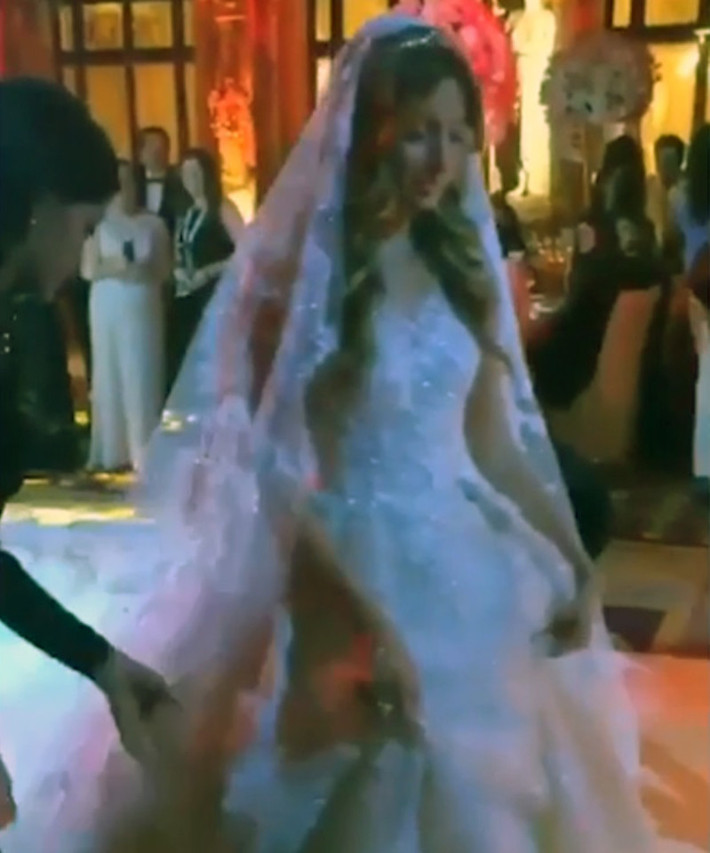 Chiếc váy do nhà thiết kế thời trang người Li Băng - Zuhair Murad thiết kế.