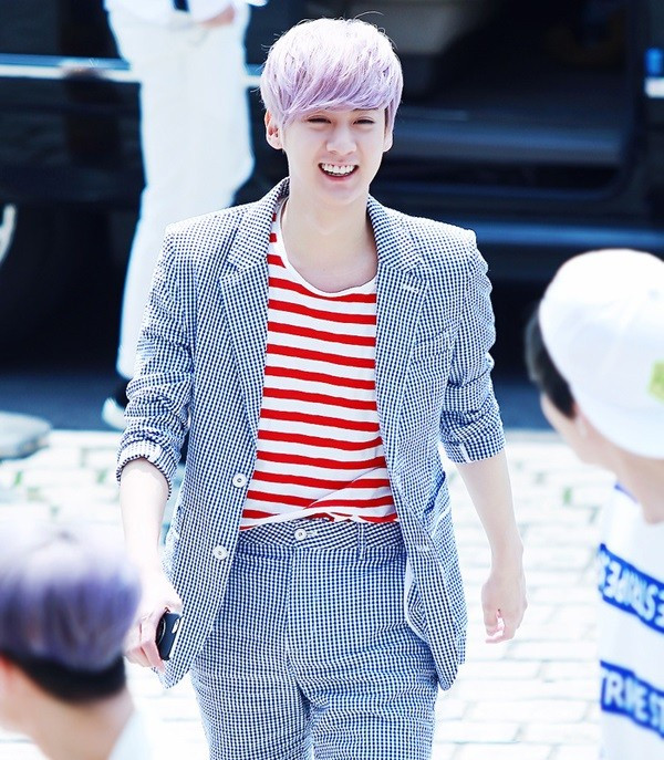 Chunji (nhóm nhạc Teen Top) khéo léo kết hợp vest với áo thun sọc ngang đỏ trắng.
