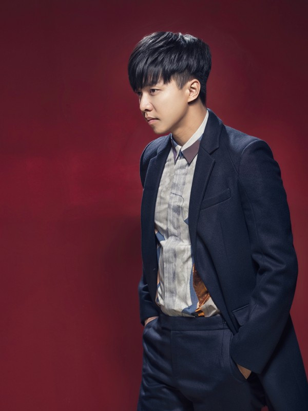 Nam ca sĩ Lee Seung Gi sang trọng khi diện vest tới sự kiện.