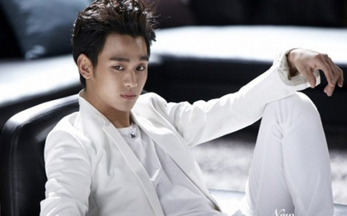 Vest trắng mang đến vẻ đẹp khỏe khoắn cho chàng Kim Soo Hyun.