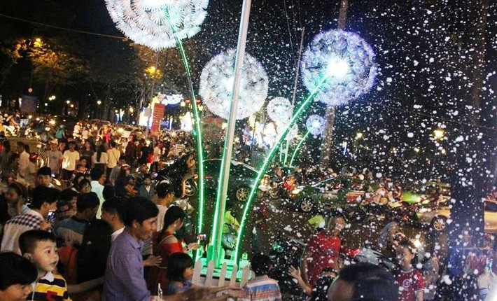 Đêm Giáng sinh đầy màu sắc ở TP.HCM.