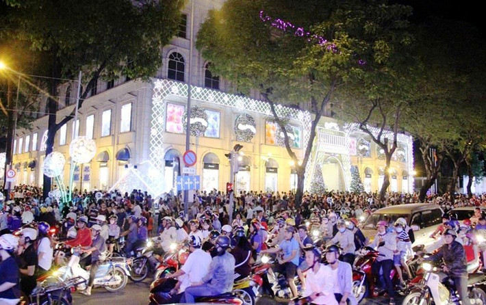 Các Trung tâm Thương mại, khu vui chơi giải trí chen chặt người.
