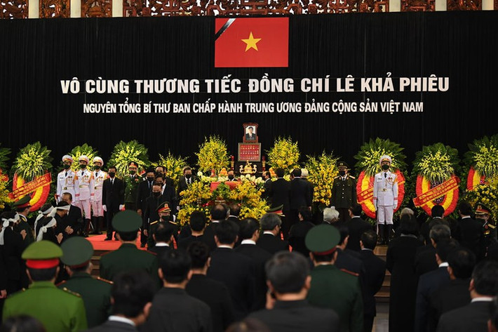 Lễ truy điệu kết thúc. Các vị lãnh đạo, nguyên lãnh đạo Đảng, Nhà nước và đại diện gia đình đi vòng quanh linh cữu.