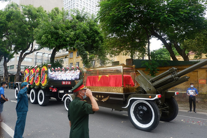 Dòng người chào tiễn biệt nguyên Tổng Bí thư Lê Khả Phiêu.