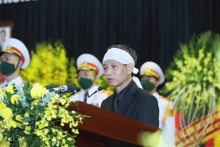 Trong lời tiễn biệt, ông Lê Minh Diễn, con trai nguyên Tổng Bí thư Lê Khả Phiêu bày tỏ niềm xúc động nghẹn ngào khi phải xa người cha, người ông trong gia đình- một người đã cống hiến cả tuổi thanh xuân cho cách mạng, sống trọn nghĩa, vẹn tình.