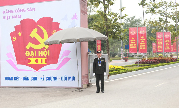 Băng rôn, biểu ngữ chào mừng Đại hội Đảng được trưng từ trong ra ngoài tại TT Hội nghị Quốc gia.