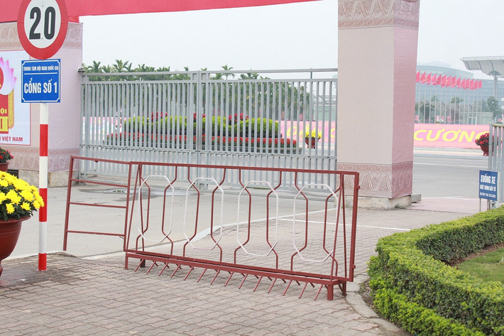 Tại khu vực cổng số 1 của Trung tâm Trung tâm Hội nghị Quốc gia được đặt một hàng rào sắt đằng trước cổng ra vào, phía trên vỉa hè.