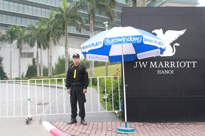 Khu vực khách sạn Marriott - nơi nghỉ ngơi của các đại biểu cũng có lực lượng an ninh canh gác cẩn mật.