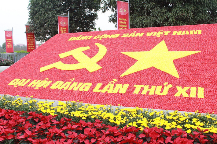 Đại hội đại biểu toàn quốc lần thứ XII của Đảng ( Đại hội Đảng 12) diễn ra từ ngày 20 - 28/1/2016 tới đây là một sự kiện chính trị quan trọng, thu hút sự quan tâm theo dõi của đông đảo nhân dân trong và ngoài nước. Ảnh chụp phía ngoài TT Hội nghị Quốc gia mặt đường Phạm Hùng.