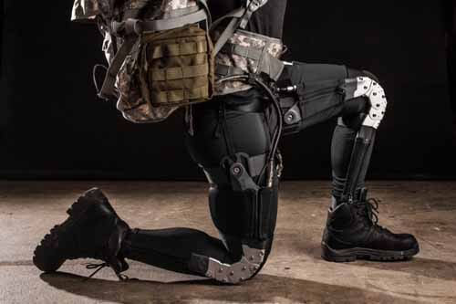 Song song với các công ty tư nhân, DARPA cũng thực hiện chương trình Warrior Web nhằm tạo ra một thiết bị để bảo vệ các khớp xương cho người lính. Thiết bị này giúp một người lính có thể dễ dàng mang vác nặng mà các khớp xương của họ không phải chịu quá nhiều áp lực.