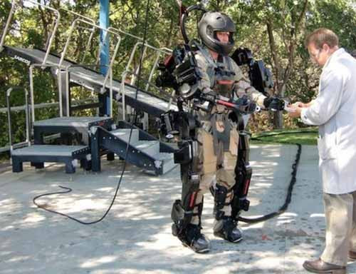 Năm 2006, DPRPA lại cấp tiền cho công ty Sarcos ở bang Utah để phát triển một bộ quần áo robot mang tên XOS. Bộ này cho phép người dùng mang trọng lượng gấp 6 lần người thường tức là khoảng 180 pound mà cảm giác như chỉ có 30 pound. Trong ảnh là XOS 2.