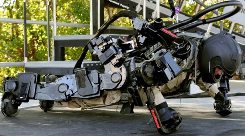 Sang năm sau, tập đoàn Raytheon mua lại Sarcos và đến 2010 họ phát hành XOS 2 với một loạt tính năng cải tiến hơn. XOS 2 cho phép người dùng mang được trọng lượng gấp 17 lần sức mang người thường. Nó cũng có khối lượng giảm 10% và tiêu thụ mức năng lượng ít hơn một nửa so với XOS.