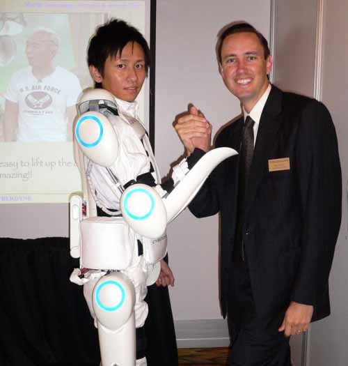 Theo Wearethemighty, ý tưởng chế tạo quần áo robot đã có từ 50 năm qua nhưng nó chỉ thực sự tăng tốc từ những năm 1990. Sau nhiều nguyên mẫu cồng kềnh và chưa tiện dụng, vào năm 1997, công ty Cyberdyne của Nhật đã đưa ra nguyên mẫu đầu tiên của bộ quần áo robot mang tên Limb Assistive Hybrid (HAL).