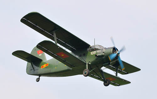 Một ưu điểm khác của An-2 là có tốc độ bay rất chậm. Nó có thể bay ở tốc độ 40 km/h mà vẫn an toàn nhờ lực nâng rất lớn do 2 tầng cánh mang lại. Với tốc độ đó, việc thả hàng hay thả dù sẽ dễ thực hiện và chính xác hơn.