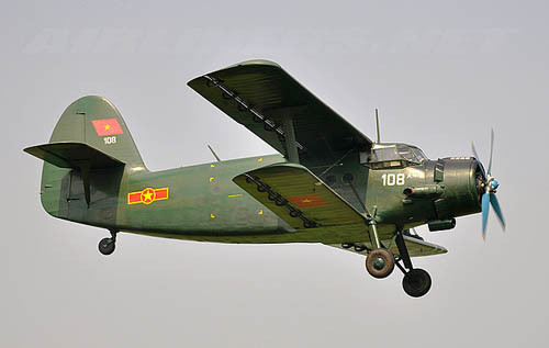 An-2 cũng có một ưu điểm độc nhất vô nhị. Đó là nó có thể bay lùi hoặc treo lơ lửng như trực thăng. Để thực hiện việc này, phi công sẽ tìm cách đưa máy bay đón một cơn gió có sức gió từ 8 đến 10m/s. Khi đó tùy vào vận tốc bay của máy bay và vận tốc gió mà máy bay có thể sẽ lơ lửng hoặc lùi từ từ về phía sau.