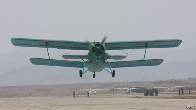 Hay như ở Triều Tiên, chiếc An-2 vẫn còn được dùng trong hoạt động quân sự. Đầu tháng 4 vừa qua, theo BBC, truyền thông Triều Tiên đã đưa hình ảnh một máy bay An-2 vẫn đang phục vụ quân đội.