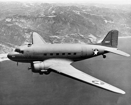 Để khắc phục vấn đề này, từ tháng 8/1949, Thiếu tá Clarence E. Bud Anderson đã làm một thí nghiệm đáng chú ý với hệ thống khớp nối ở đầu cánh máy bay ném bom nhằm giúp nó kéo được thêm hai chiếc tiêm kích hộ tống. Theo sách The Dakota hunter thí nghiệm được thực hiện với máy bay C-47 và máy bay Q-14 Cadet. Trong ảnh là một chiếc C-47.