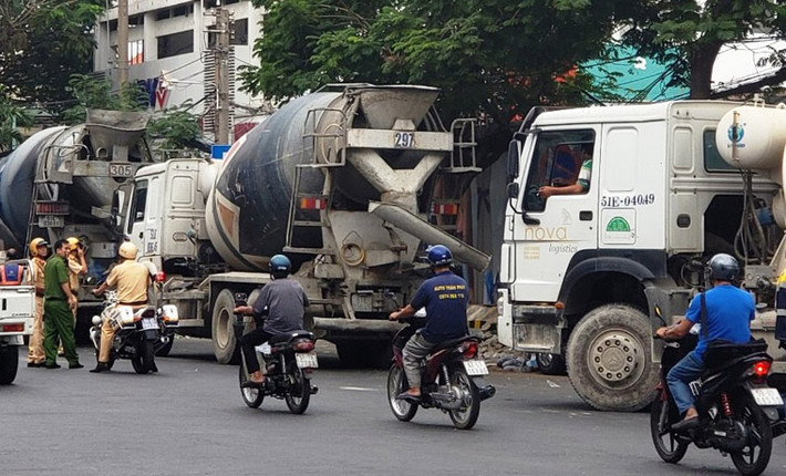 Đến chiều nay 14/3, nhiều lực lượng thuộc Đội CSGT Bến Thành (Phòng CSGT đường bộ - đường sắt, Công an TP HCM), CSGT Công an quận 1, Đội Thanh tra giao thông số 3 (Sở GTVT TP HCM)... vẫn đang phối hợp lập biên bản hơn 30 xe bồn bêtông "đại náo", lưu thông vào khu vực cấm ở trung tâm Sài Gòn. 