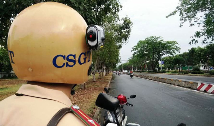 Hình ảnh CSGT tuần tra trên những tuyến đường quận 7 có trang bị camera trên chiếc mũ ngành đã trở nên quen thuộc với người dân.