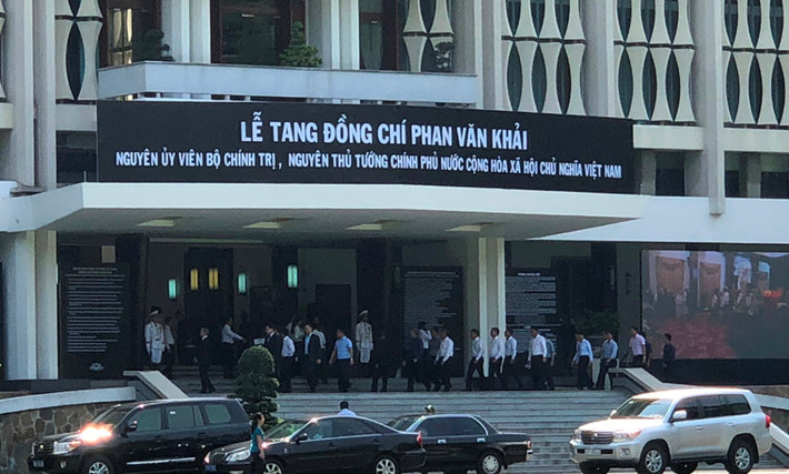 Suốt buổi trưa cho đến tận chiều nay (20/3), rất đông các đoàn từ nhiều tỉnh thành, đoàn ngoại giao, ban ngành TP HCM... đã về viếng tang nguyên Thủ tướng Phan Văn Khải tại Hội trường Thống Nhất, TP HCM.