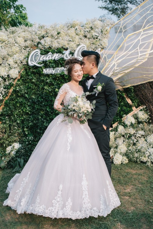 Khi nhận được những lời bình luận, khen ngợi của cộng đồng mạng cặp đôi cô dâu chú rể cho hay họ cũng cảm thấy bất ngờ và cảm ơn trước những tình cảm mà cư dân mạng dành cho mình.