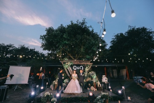 “Những vị khách lớn tuổi thường không thích, nên trước khi làm tôi có hỏi ý kiến bố mẹ hai bên và may mắn được bố mẹ đồng ý, thậm chí mẹ còn khen ý tưởng hay, độc đáo khiến vợ chồng tôi rất vui”, cô dâu Thu Quý chia sẻ thêm.