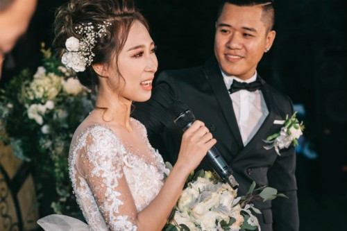 Điều đặc biệt khiến nhiều người xuýt xoa đó chính là mỗi khách mời bước chân qua cổng tiếp đón để tham dự đám cưới của cặp đôi Hồng Quân - Thu Quý đều được mời xăm giả lên tay biểu tượng tam giác cân.