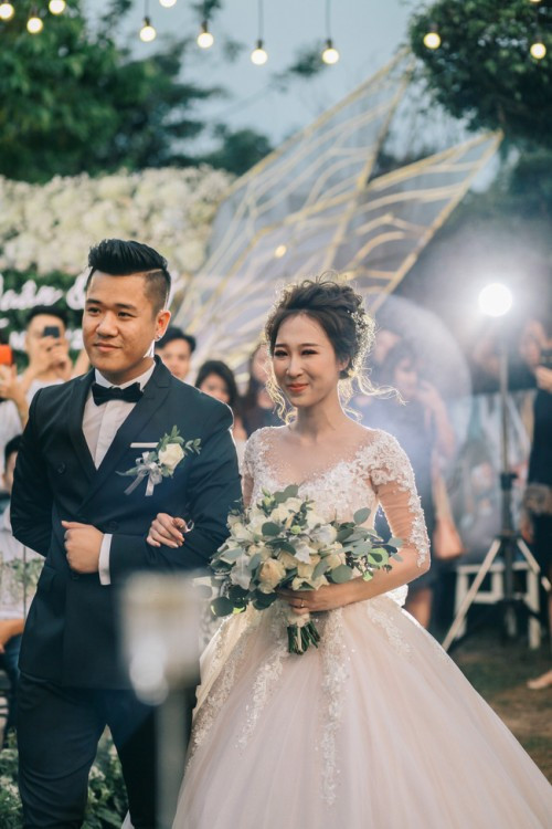 Trong ngày trọng đại của cuộc đời mình, rất nhiều cặp đôi đã đưa ra những ý tưởng độc đáo để ngày cưới thêm phần ý nghĩa. Và mới đây, cộng đồng mạng tỏ ra khá thích thú trước đám cưới độc đáo của cặp đôi Hồng Quân – Thu Quý.