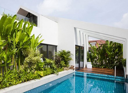 Căn nhà ống 3 tầng ở Tp.HCM có thiết kế khá nổi bật khi bố trí bể bơi trên nóc nhà.