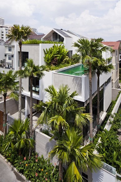 Việc đưa bể bơi lên cao, đặt ngoài trời vừa tiết kiệm và tận dụng tối đa diện tích của căn nhà. Hơn nữa, bể bơi ở bên ngoài sẽ thu được nhiều ánh sáng nhất.