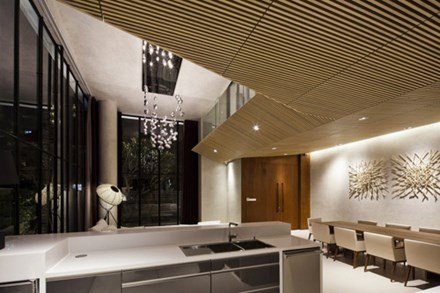 Gác lửng ở khu vực bếp ăn và tạo khoảng trống ở phòng khách.