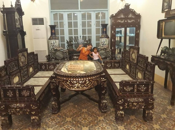 Ngay khi bước chân vào ngôi nhà, bạn sẽ bị cuốn hút bởi những đường nét thiết kế tỉ mỉ, tinh tế, toát lên vẻ sang trọng. Những chiếc đèn màu vàng tỏa ánh sáng lung linh tạo cảm giác ấm cúng và lịch lãm. Trên mỗi cây cột của ngôi nhà đều được trang trí nhiều hoa văn làm " mê hoặc" ánh nhìn du khách.