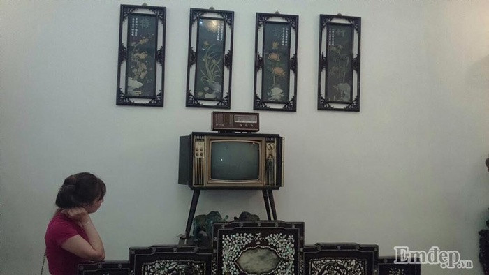 Chiếc tivi đen trắng chỉ có những gia đình quyền quý, chức tước trong xã hội mới sử dụng.