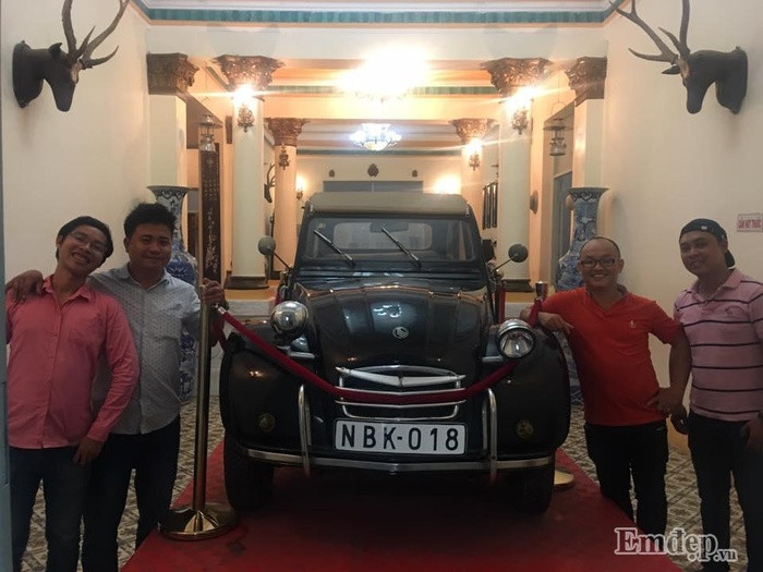Du khách không quên chụp ảnh lưu niệm bên cạnh chiếc xe đắt giá một thời của công tử Bạc Liêu.
