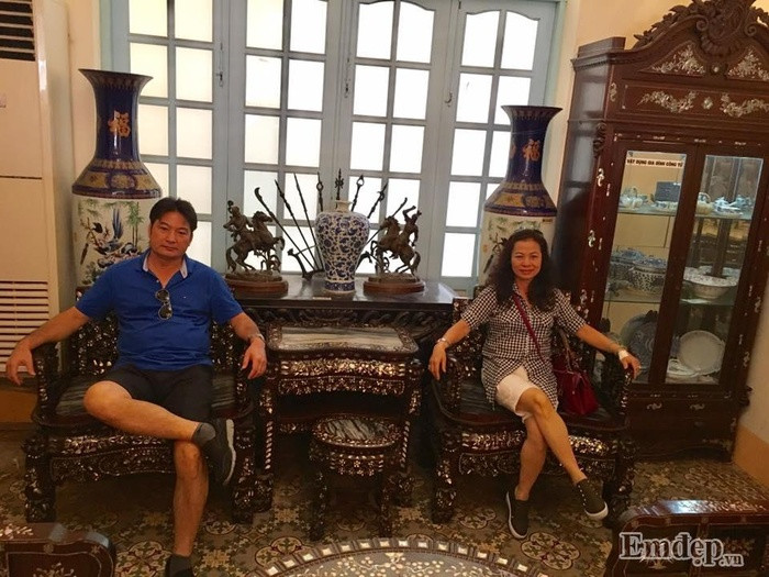 Du khách thích thú khi được ngồi trên chính bộ bàn ghế khi xưa "Công tử Bạc Liêu" từng ngồi.