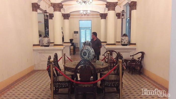 Tới đây, du khách tới tham quan sẽ được tận mắt xem những hiện vật của gia đình từng giàu nức tiếng Nam kỳ lục tỉnh. Bên cạnh đó du khách cũng cảm nhận cuộc sống vàng son một thời của Trần Trinh Huy - người được mệnh danh là “Công tử Bạc Liêu” mà cho đến ngày nay có thể nói ai cũng biết tiếng.