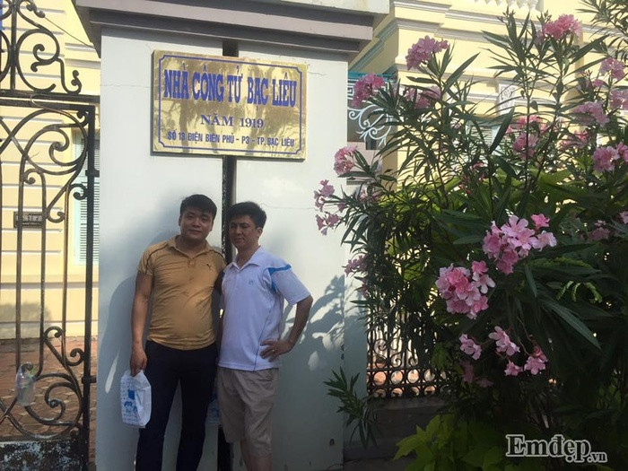Nhiều du khách đặt chân đến Bạc Liêu, đều muốn một lần ghé tham quan nhà công tử Bạc Liêu, người nổi tiếng ăn chơi nhất xứ Nam kỳ đầu thế kỷ 20. Di ảnh vợ chồng công tử Bạc Liêu Trần Trinh Huy và bà Ngô Thị Đen được treo ngay trên tầng 2 gian thờ của ngôi nhà. Công tử Bạc Liêu tên thật là Trần Trinh Huy (1900-1974), còn có tên khác là cậu Ba Huy, hay Hắc công tử, là một tay chơi nổi tiếng số 1 ở Sài Gòn và miền Nam những năm 1930, 1940.