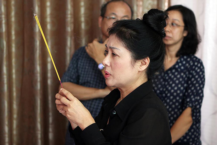 Diễn viên Thanh Thủy trong đêm cuối bên linh cữu NSND Thanh Tòng.