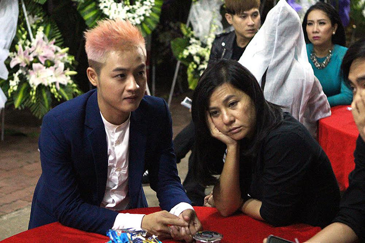 Nữ diễn viên Cát Phượng buồn bã khi liên tiếp chia biệt 2 người anh hoạt động nghệ thuật là NSND Thanh Tòng và ca sĩ Minh Thuận.