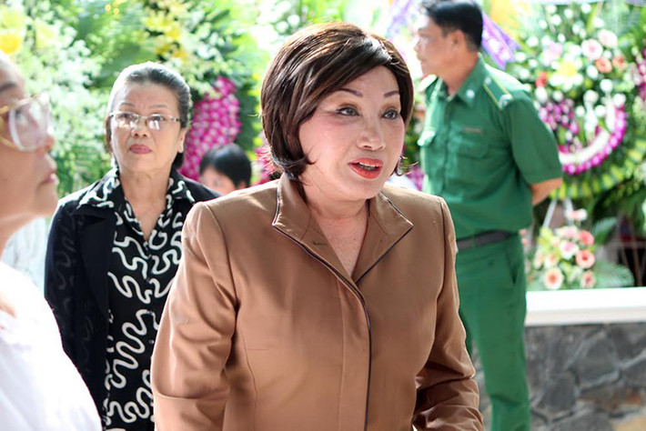 NSƯT Hồng Nga nén nỗi đau khi đến viếng tang đồng nghiệp thân thương của mình.