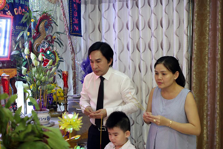 Gia đình NSƯT Kim Tử Long - Trinh Trinh thắp nén nhang cuối cùng tiễn biệt NSND Thanh Tòng. Sáng nay (24/9), người thân và đồng nghiệp sẽ đưa NSND Thanh Tòng về Hoa viên nghĩa trang Gò Đen (tỉnh Long An) an nghỉ.